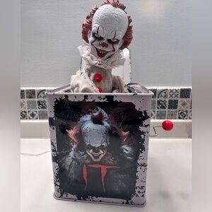 Pennywise IT Stephen King Mezco Toys Jack in the Box Burst a Box horror movie